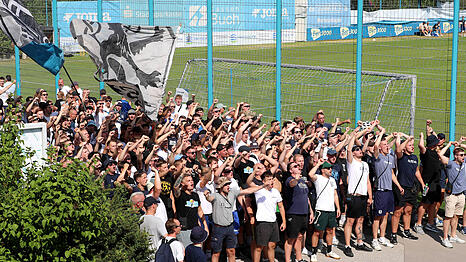 Kamen gesammelt am Trainingsgel&auml;nde an: Die Anh&auml;nger des TSV 1860.