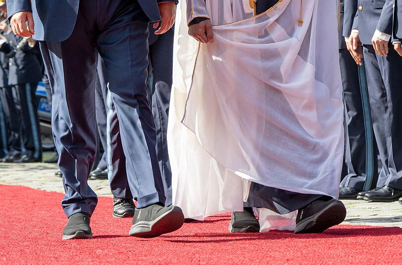 Ministerpräsident Söder (CSU) und sein Gast Scheich Mohammed tragen das gleiche Schuh-Modell. Ministerpräsident Söder (CSU) und sein Gast Scheich Mohammed tragen das gleiche Schuh-Modell.