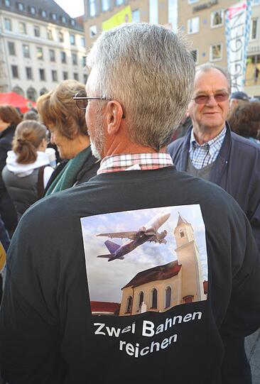 Die Zahl der Fluggäste ist auf 38 Millionen gestiegen, unterstreicht damit die Forderung nach einer dritten Startbahn. derweil gehen die Proteste dagegen weiter.