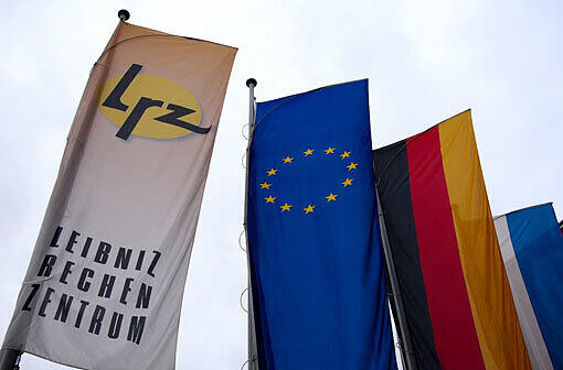 Flaggen wehen vor dem Leibnitz-Rechenzentrum in Garching.