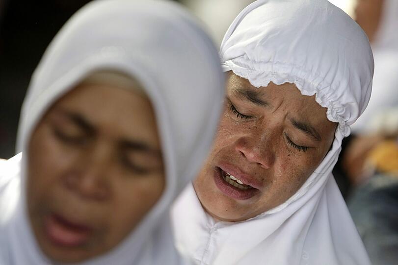 Zehn Jahre später gedenken Angehörige der Tsunami-Opfer in Indonesien