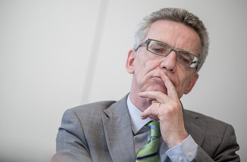 De Maiziere betonte in dem Interview, den Tätern müsse begreiflich gemacht werden, "dass sie inakzeptable Straftaten begehen".