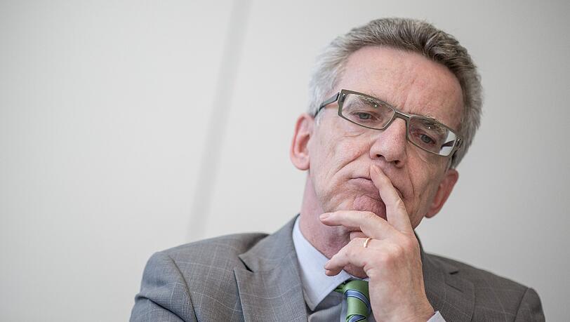 De Maiziere betonte in dem Interview, den Tätern müsse begreiflich gemacht werden, "dass sie inakzeptable Straftaten begehen". De Maiziere betonte in dem Interview, den Tätern müsse begreiflich gemacht werden, "dass sie inakzeptable Straftaten begehen".