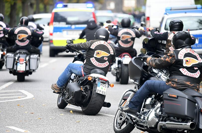 Hells Angels und Mitglieder befreundeter Rockergruppen aus mehreren Ländern fahren zur Beerdigung des  erschossenen Hells Angels-Chefs von Gießen, Aygün Mucuk.