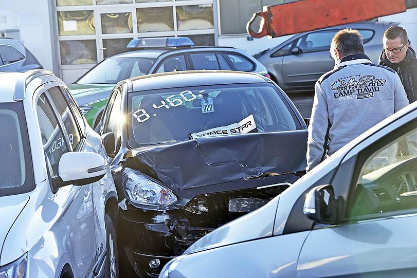 Der Mercedes räumte das "Auto der Woche" ab - und auch die daneben geparkten Gabrauchtwagen wurden ramponiert.