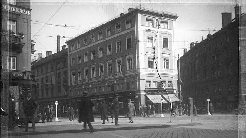 Auch dieses Haus steht noch, und zwar an der Ecke Arnulfstraße / Dachauer Straße. Die Aufnahme stammt aus dem Jahr 1927.