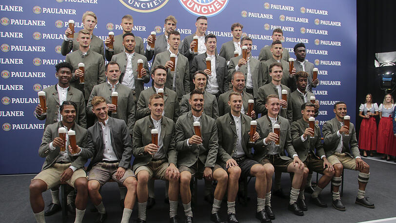 Die Mannschaft des FC Bayern beim Lederhosen-Shooting.