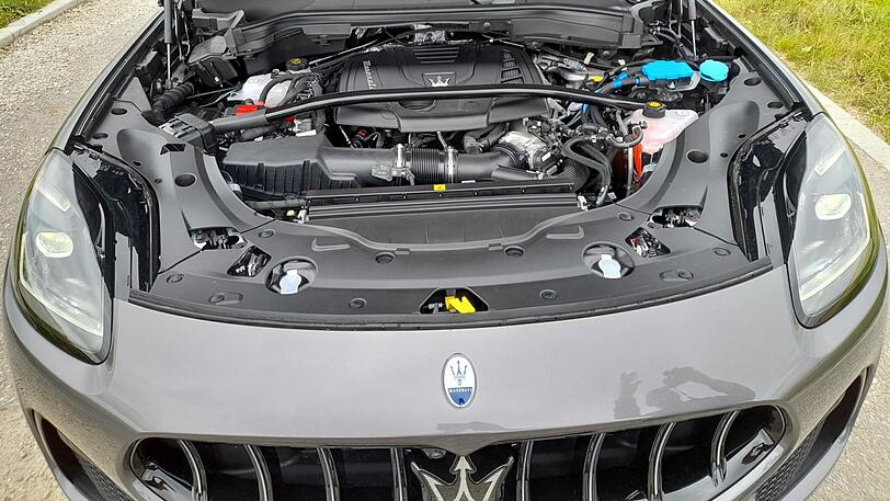Solide Sache: Den Vorbau stützt eine Domstrebe über dem Mildhybrid-Benziner.