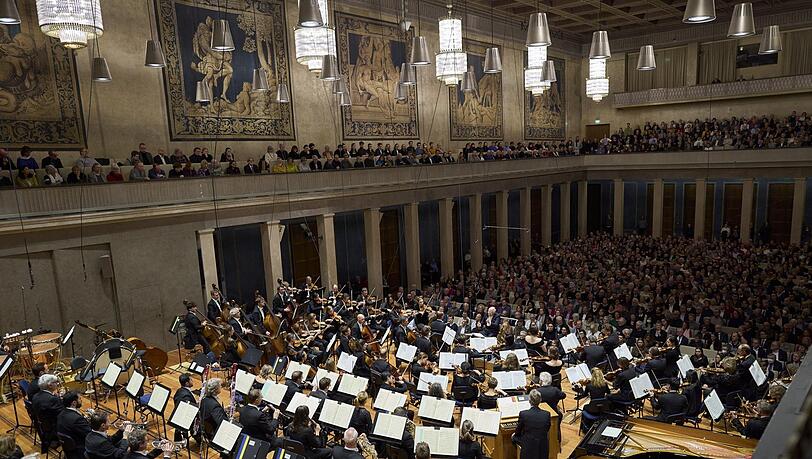 Der Chor und das Symphonieorchester des Bayerischen Rundfunks unter Leitung von Herbert Blomstedt in der Aufführung von Mendelssohns "Lobgesang" am Freitag im ausverkauften Herkulessaal. Der Chor und das Symphonieorchester des Bayerischen Rundfunks unter Leitung von Herbert Blomstedt in der Aufführung von Mendelssohns "Lobgesang" am Freitag im ausverkauften Herkulessaal.