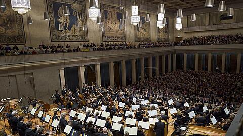 Der Chor und das Symphonieorchester des Bayerischen Rundfunks unter Leitung von Herbert Blomstedt in der Aufführung von Mendelssohns "Lobgesang" am Freitag im ausverkauften Herkulessaal.