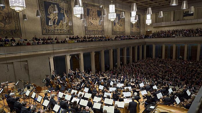 Der Chor und das Symphonieorchester des Bayerischen Rundfunks unter Leitung von Herbert Blomstedt in der Aufführung von Mendelssohns "Lobgesang" am Freitag im ausverkauften Herkulessaal.