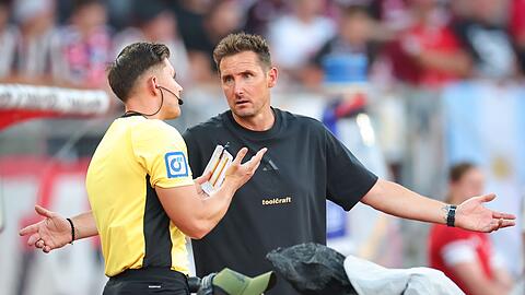Miroslav Klose ärgert sich erneut über ein spätes Gegentor.