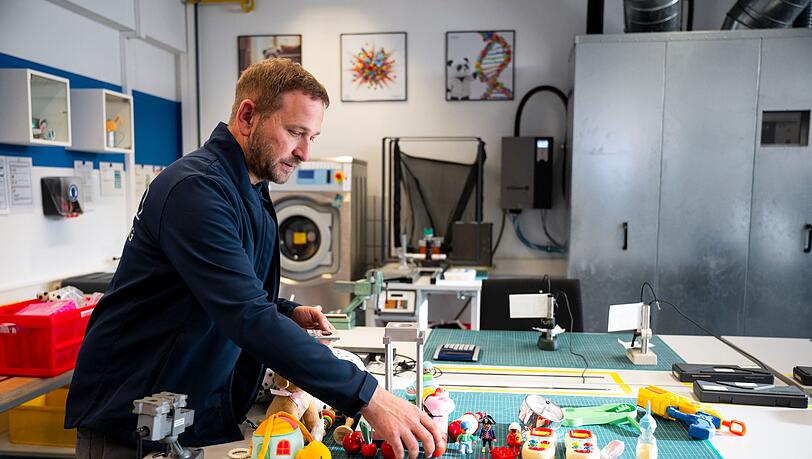 Spielzeug enthalte tendenziell immer mehr Elektronik und werde smarter, sagte Sebastian Rösch, Abteilungsleiter für die Spielzeugtestung beim TÜV Rheinland in Nürnberg. Spielzeug enthalte tendenziell immer mehr Elektronik und werde smarter, sagte Sebastian Rösch, Abteilungsleiter für die Spielzeugtestung beim TÜV Rheinland in Nürnberg.