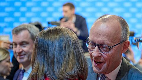 Friedrich Merz begr&uuml;&szlig;t Ilse Aigner mit Wangenk&uuml;sschen.