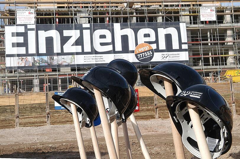 Bezahlbarer Wohnraum: Die Landeshauptstadt München mag in manchen Bereichen der zweitgrößten Stadt Bayerns überlegen sein &ndash; was allerdings Wohn- und Gewerberaum und seine Bezahlbarkeit angeht, hat Nürnberg klar die Nase vorn. Die Deutsche Güterverkehrszentrum-Gesellschaft hob in einem Standort-Ranking Nürnberg auf Platz 3 von 100 untersuchten Städten in Europa. Bei Büro-Standorten belegt Nürnberg laut EuPD Research Platz 2 von 20 deutschen Städten. In Sachen Lebensbedingungen landete Nürnberg bei der Wirtschaftswoche-Umfrage von 2009 auf Rang 7 von 50 deutschen Großstädten.