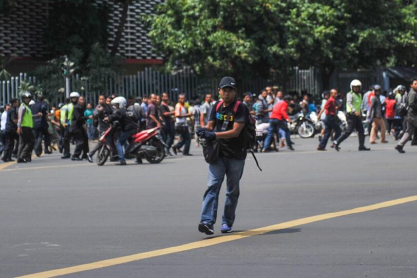 Terroranschlag in Indonesien: Bei einem Bombenanschlag und einer Schießerei in Jakarta sind mindestens sieben Menschen getötet worden.