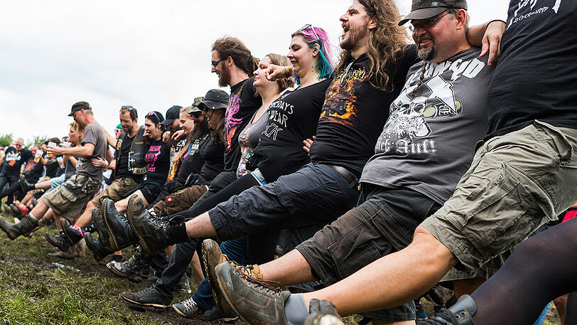 Das Wacken-Festival ist eröffnet. Die Bilder von Bier, Matsch und Fans.