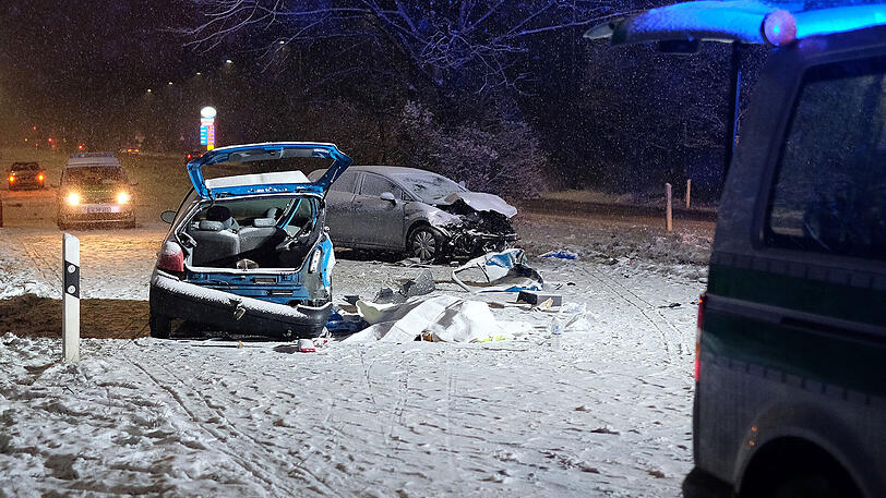 Auf der schneebedeckten Bundesstraße 8 in Nürnberg kam ein 23 Jahre alter Mann ums Leben. Er saß als Beifahrer in dem Fahrzeug, das am frühen Abend auf die Gegenfahrbahn schleuderte.