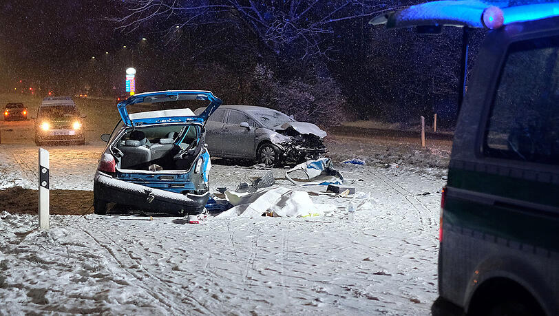 Auf der schneebedeckten Bundesstraße 8 in Nürnberg kam ein 23 Jahre alter Mann ums Leben. Er saß als Beifahrer in dem Fahrzeug, das am frühen Abend auf die Gegenfahrbahn schleuderte. Auf der schneebedeckten Bundesstraße 8 in Nürnberg kam ein 23 Jahre alter Mann ums Leben. Er saß als Beifahrer in dem Fahrzeug, das am frühen Abend auf die Gegenfahrbahn schleuderte.
