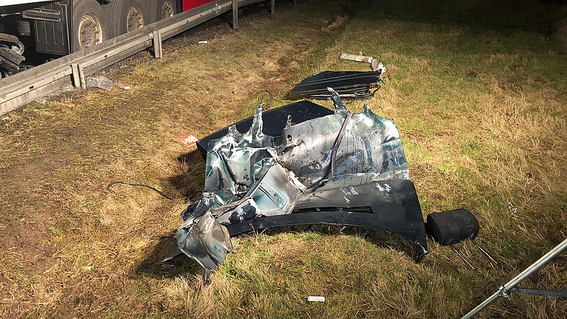 Das Ehepaar im Auto kam mit schwersten Verletzungen ins Krankenhaus. Der Lkw-Fahrer wurde zum Helden, weil er nach dem Unfall sofort das brennende Auto löschte. Die Bilder von der Unfallstelle.
