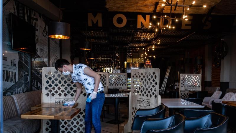 Ein Mitarbeiter reinigt die Tische eines Restaurants in Istanbul vor der Wiedereröffnung.