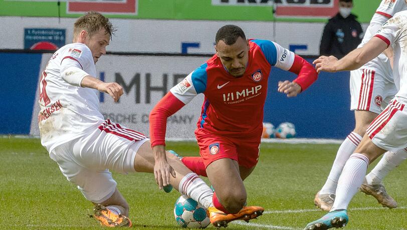 Heidenheims Maurice Malone (r) und Nürnbergs Asger Sörensen kämpfen um den Ball.