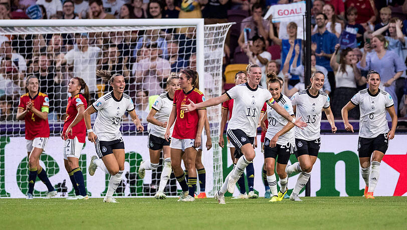 Alexandra Popp (Mitte) bejubelt ihren Treffer zum 2:0 gegen die Spanierinnen.