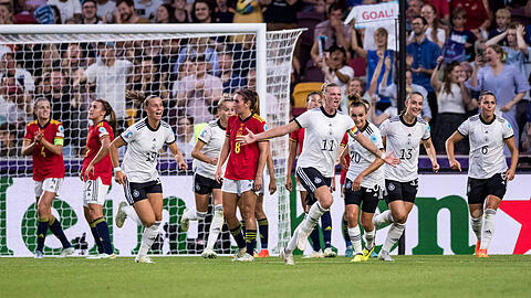Alexandra Popp (Mitte) bejubelt ihren Treffer zum 2:0 gegen die Spanierinnen.