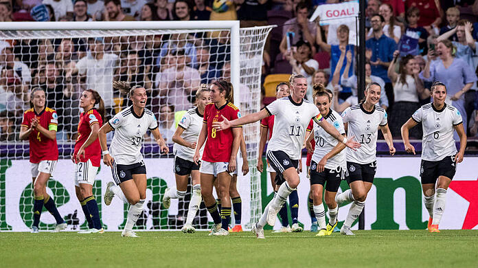 Alexandra Popp (Mitte) bejubelt ihren Treffer zum 2:0 gegen die Spanierinnen.