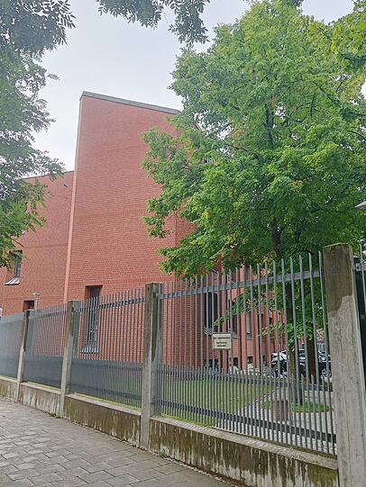 Hinter hohen Zäunen: das Landeskriminalamt. Hinter hohen Zäunen: das Landeskriminalamt.