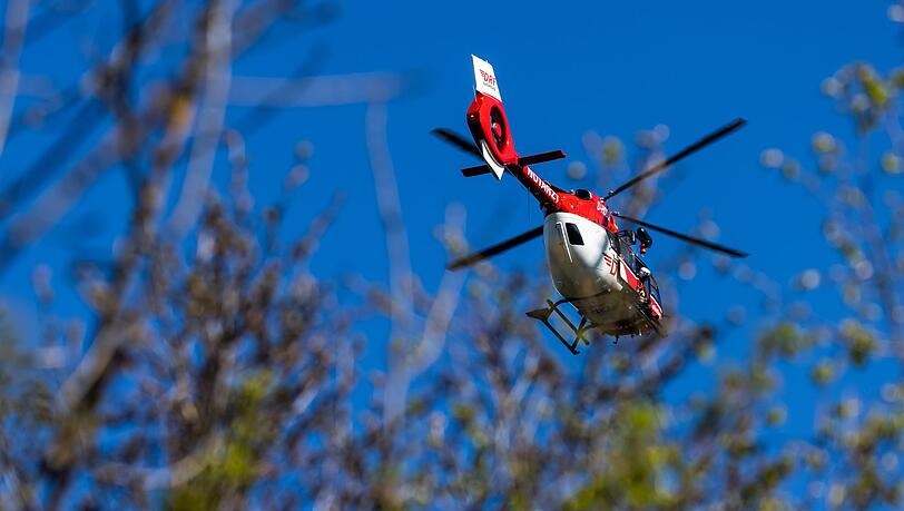 Mit einem Hubschrauber kam der schwer verletzte Jung in ein Krankenhaus (Symbolbild)