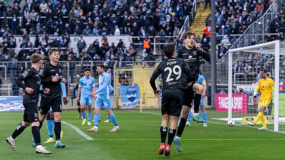 Lenn Jastremski trifft zum 1:0 für Unterhaching.