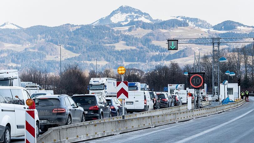 Ein Rückstau  2021 an einem Grenzübergang der Autobahn A93 bei Kiefersfelden - damals wurden die Grenzen im Zuge der Corona-Pandemie kontrolliert.