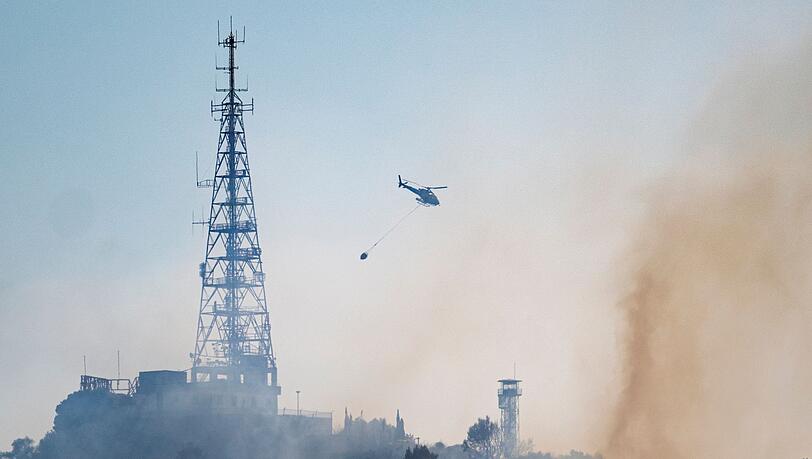 Ein Löschhubschrauber bekämpfte vor eineinhalb Wochen einen Waldbrand ebenfalls in der Serra de Collserola am nördlichen Stadtrand von Barcelona. Dort brennt es jetzt erneut. (Archivbild) Ein Löschhubschrauber bekämpfte vor eineinhalb Wochen einen Waldbrand ebenfalls in der Serra de Collserola am nördlichen Stadtrand von Barcelona. Dort brennt es jetzt erneut. (Archivbild)