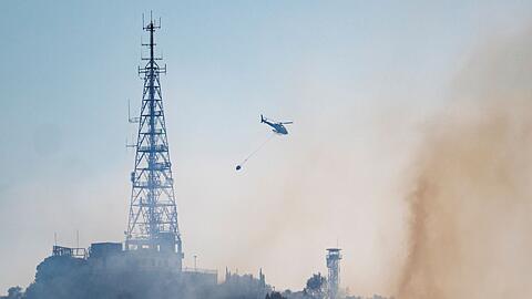Ein L&ouml;schhubschrauber bek&auml;mpfte vor eineinhalb Wochen einen Waldbrand ebenfalls in der Serra de Collserola am n&ouml;rdlichen Stadtrand von Barcelona. Dort brennt es jetzt erneut. (Archivbild)