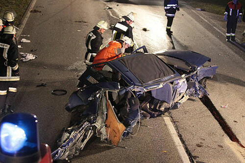 Der Wagen ist nur noch ein Blechhaufen: Dennoch hat ein 19-jähriger Fahrer diesen Crash überlebt