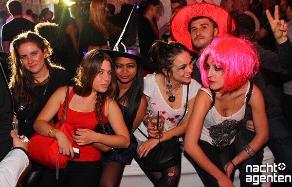 Rococo Halloween Clubbing im 8 Seasons. Mehr Bilder unter: www.nachtagenten.de.