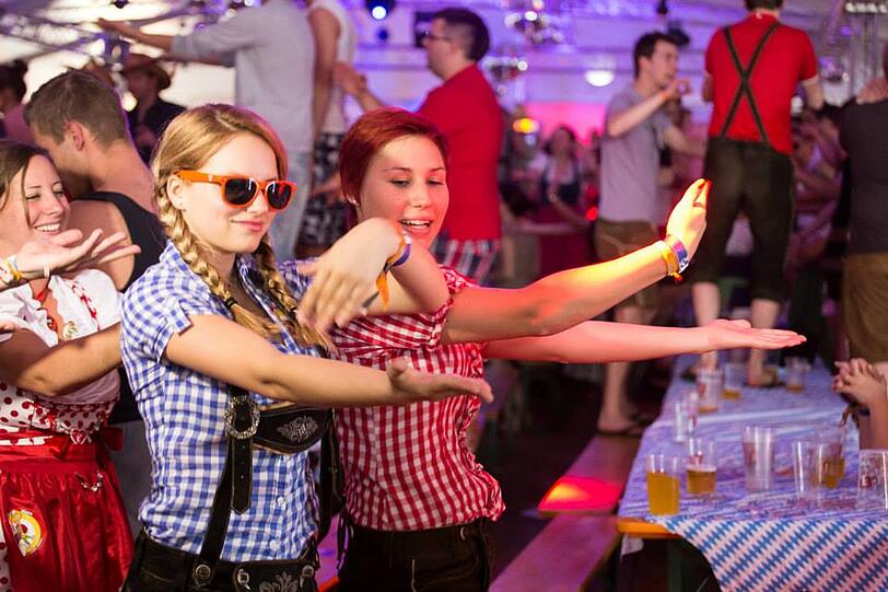 Dirndl und Lederhosen am kroatischen Strand: Bilder von der wilden Springbreak Wiesn-Party zum Durchklicken!