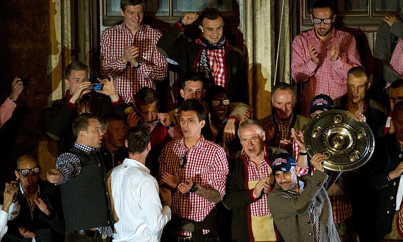 So sehen Sieger aus! Ausgelassen feiern die Bayern-Stars die früheste Meisterschaft der Geschichte. Die Bilder vom Marienplatz