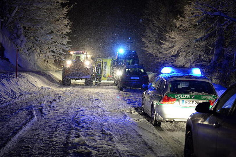 Ein LKW kommt auf schneeglatter Fahrbahn ins Rutschen und kippt um