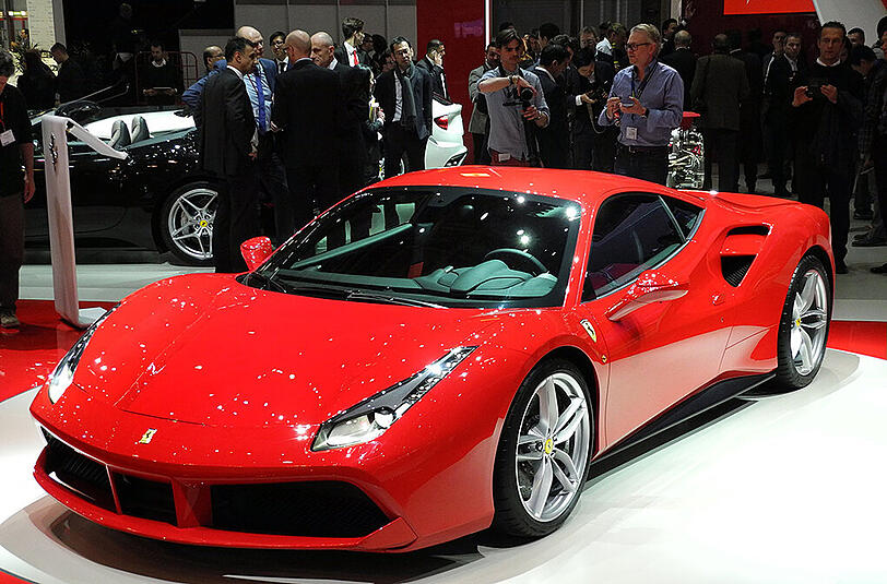 670 PS unter der Haube: Statt eines Saugmotors sitzt dem Fahrer des Ferrari 488 GTB der modifizierte V8-Turbo aus dem California T mit 3,9 Litern Hubraum im Nacken.