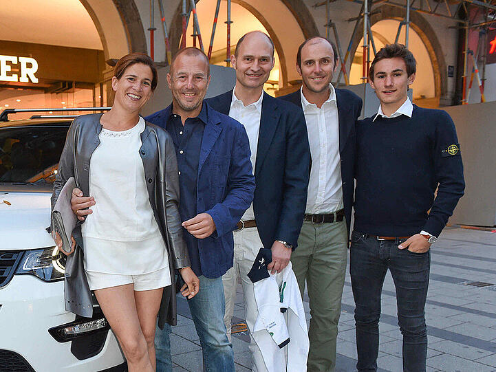 Marie-Jeanette Ferch und Ehemann Heino zusammen mit Land Rover Marketingdirektor Christian Uhrig und den Polo-Team-Mitgliedern Ignacio Garrahan und Niklas Steinle (v.l.n.r.)