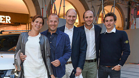Marie-Jeanette Ferch und Ehemann Heino zusammen mit Land Rover Marketingdirektor Christian Uhrig und den Polo-Team-Mitgliedern Ignacio Garrahan und Niklas Steinle (v.l.n.r.)