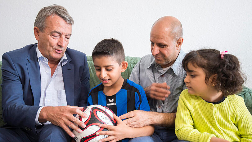 DFB-Präsident Wolfgang Niersbach besuchte am Mittwoch eine Flüchtlingseinrichtung in Egelsbach. DFB-Präsident Wolfgang Niersbach besuchte am Mittwoch eine Flüchtlingseinrichtung in Egelsbach.
