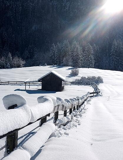 Heustadel stehen am 18.01.2016 in der Nähe von Garmisch-Partenkirchen im Schnee.