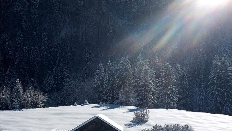 Heustadel stehen am 18.01.2016 in der Nähe von Garmisch-Partenkirchen im Schnee. Heustadel stehen am 18.01.2016 in der Nähe von Garmisch-Partenkirchen im Schnee.