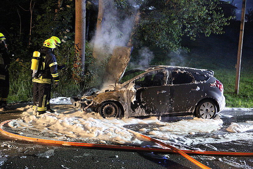 Der Fahrer konnte sich gerade noch in Sicherheit bringen, das Auto war jedoch nicht mehr zu retten.