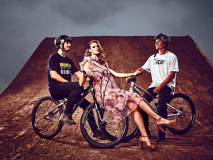 Start und Landung sind geglückt: Beim Wildcard-Event am Flughafen heben nicht nur die Bike-Profis ab &ndash; auch Wildcard-Gewinnerin Carina (24) fliegt direkt ins Finale.