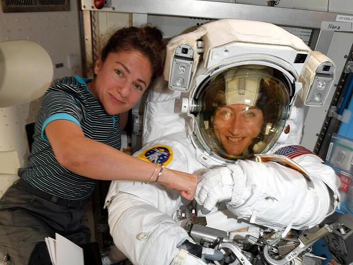 In diesem Bild, das am 04.10.2019 von der NASA veröffentlicht wurde, posieren die US-Astronautinnen Christina Koch (r) und Jessica Meir auf der Internationalen Raumstation.