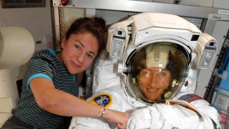 In diesem Bild, das am 04.10.2019 von der NASA veröffentlicht wurde, posieren die US-Astronautinnen Christina Koch (r) und Jessica Meir auf der Internationalen Raumstation. In diesem Bild, das am 04.10.2019 von der NASA veröffentlicht wurde, posieren die US-Astronautinnen Christina Koch (r) und Jessica Meir auf der Internationalen Raumstation.